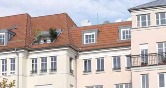 frisch sanierte Gebäude mit unauffälligen Satellitenanlage auf dem Dach