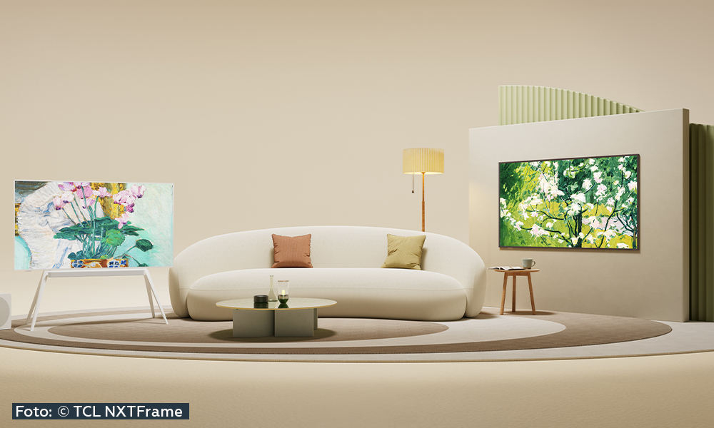 Designer-Wohnzimmer mit ovaler Couch und Fernseher, der wie ein GemÀlde aussieht.