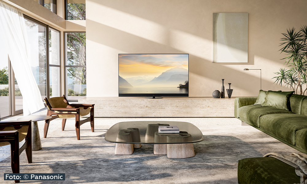 Minimalistisches Wohnzimmer mit einem OLED-Fernseher