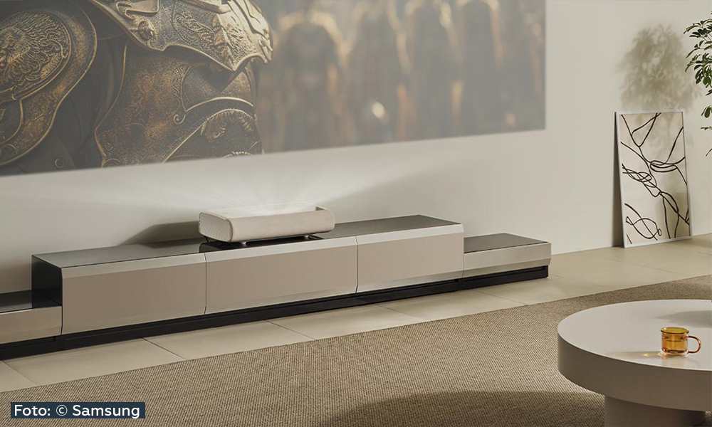 Frontansicht eines Fernsehtisches mit einem Projektor
