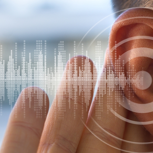 Ein Ohr mit Schallwellen.