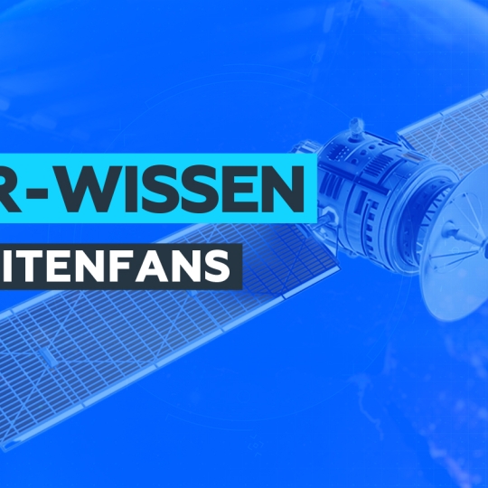 Der Text ‚Insider-Wissen für Satellitenfans‘ mit einem Satellit im Hintergrund.