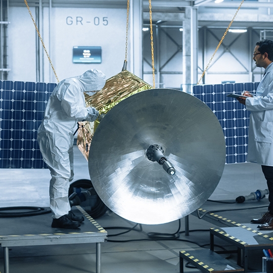 Ein Satellit in einem Labor.