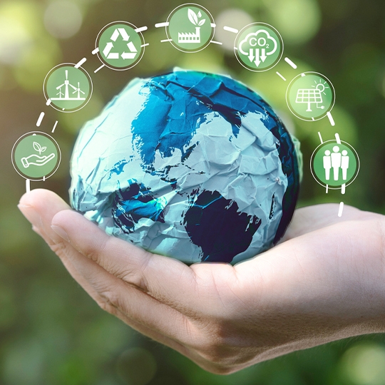 Eine Hand hält eine Erdkugel, umgeben von Symbolen für Nachhaltigkeit.