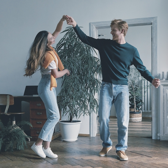 Zwei Personen tanzen.