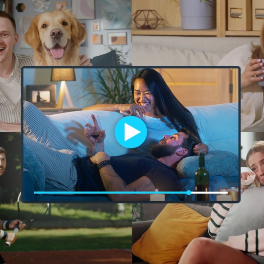 Unterschiedliche Personen, alt, jung alle vor dem Fernseher.