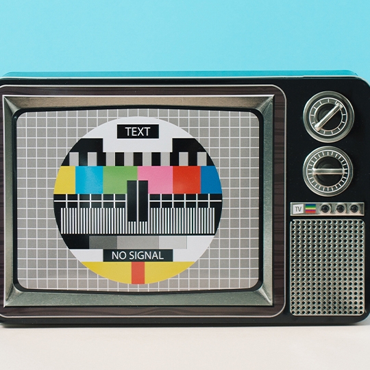 Retro-Fernseher mit analogen Bildschirm