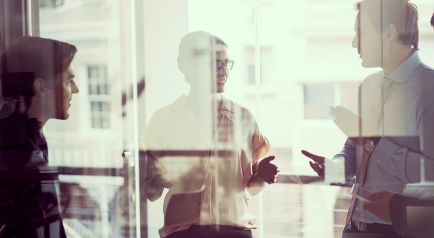 Personen die miteinander reden.