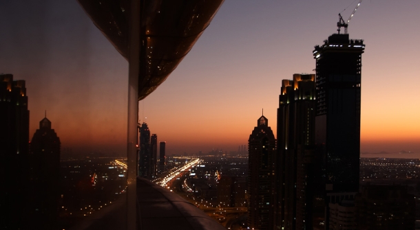 Blick auf die Skyline einer Stadt während des Sonnenuntergangs.