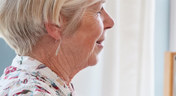 Jemand hört Musik oder Nachrichten im Radio.