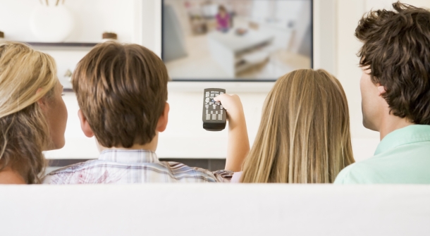 Eine Familie, die fernsehen schaut.