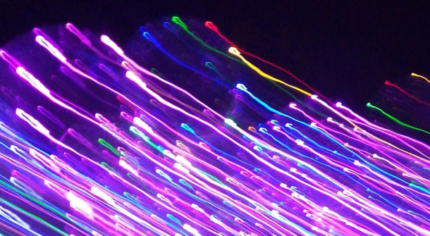 Grafische Darstellung von Glasfasern mit Licht.