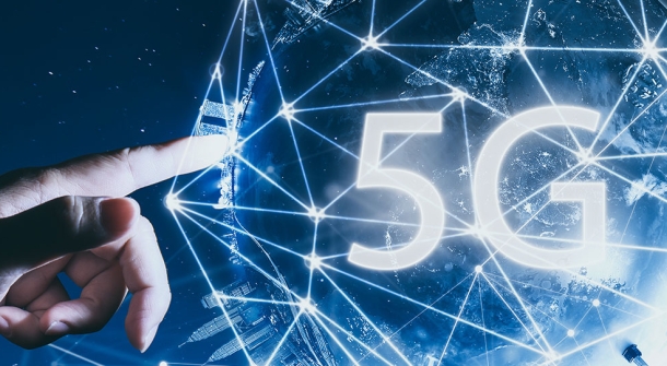 Holografische Darstellung von 5G in einer Welt, die von einer Hand berührt wird.
