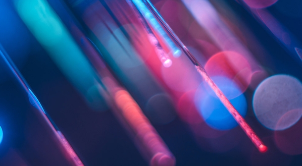 Nahaufnahme bunter Glasfasern.