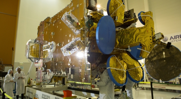 Satelliteningenieure bei einer Satellitenkonstruktion.