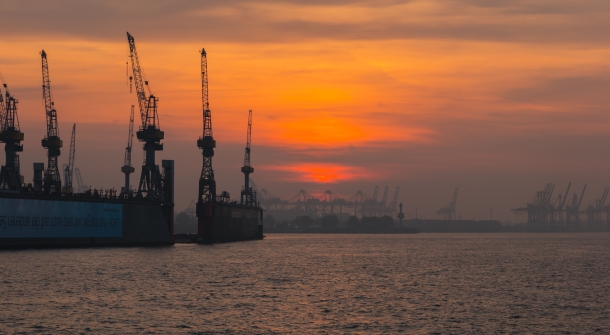 Ein Hafen bei Sonnenuntergang.