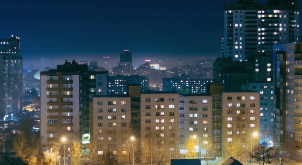 Eine Skyline bei Nacht.