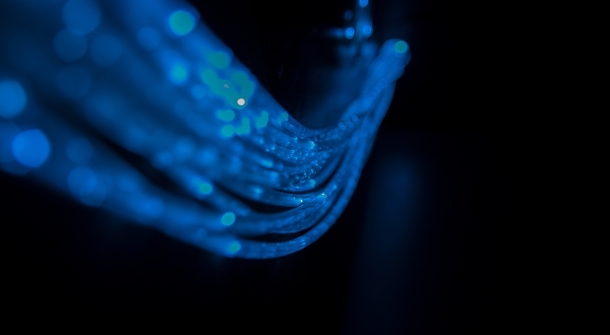 Nahaufnahme von Glasfasern mit Licht.