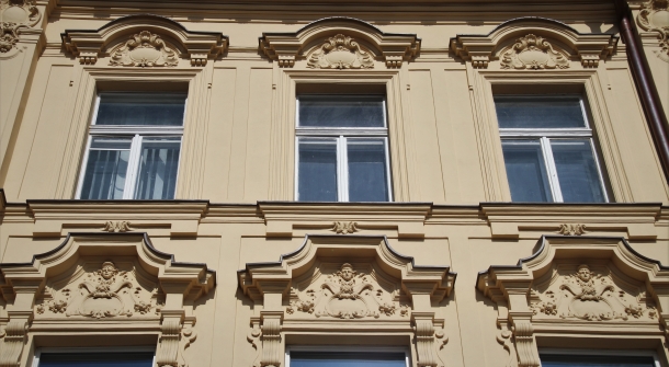 Fenster eines denkmalgeschützten Gebäudes.