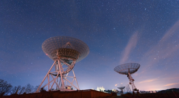 Zwei drehbare SAT-Anlagen.