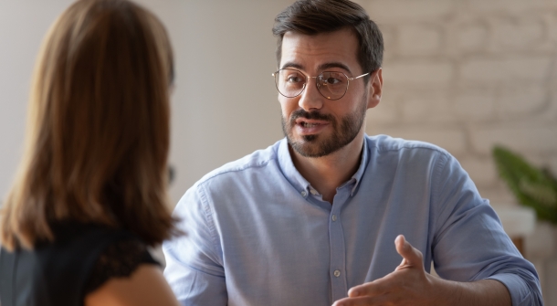 Zwei Personen, die sich unterhalten.