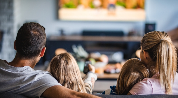 Eine Familie beim Fernsehen.