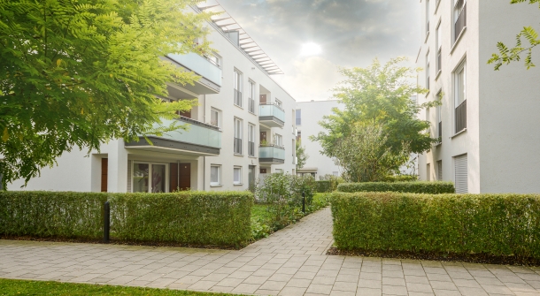 Innenhof mehrerer Wohngebäude.