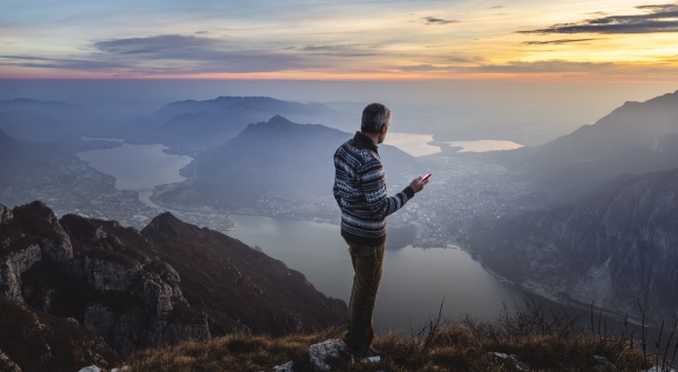 Eine Person im Gebirge.