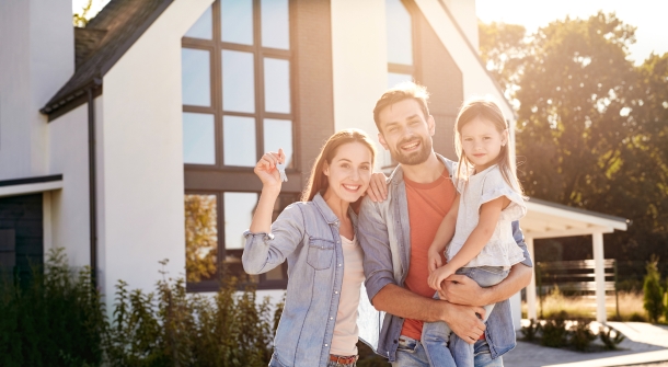 Eine Familie vor einem Haus.