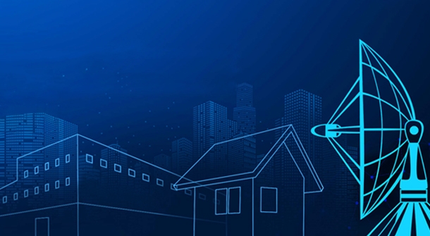 Grafische Illustration mit einem dunkelblauen Hintergrund. Im Vordergrund sind stilisierte Gebäude, ein Haus mit Satteldach und ein großes Satellitenschüssel-Symbol in leuchtendem Blau dargestellt. Im Hintergrund sind schemenhafte Hochhäuser angedeutet. Das Bild vermittelt ein technologisches und urbanes Thema.
