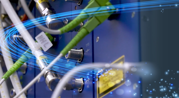 Kabel in einem Stromkasten.