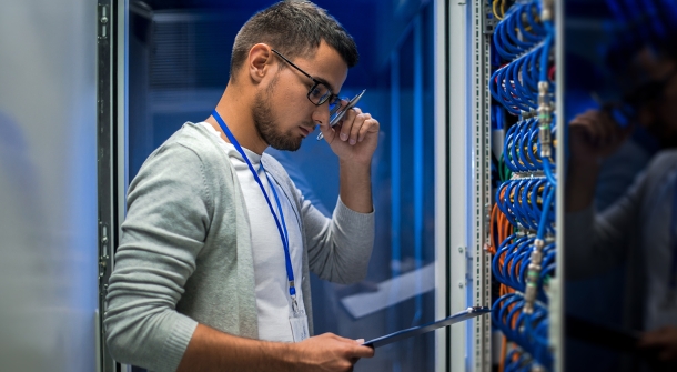 Techniker konzentriert mit vielen Kabeln