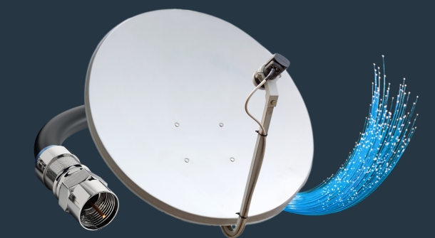 Satellitenschüssel in Kombination mit einem Koax Kabel und Glasfaser